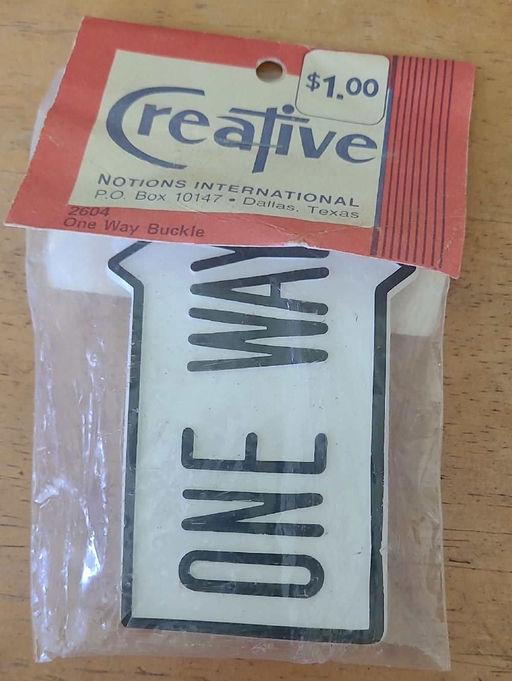 Creative Notions Internation Vintage Plastic One Way Buckle — White  and Black